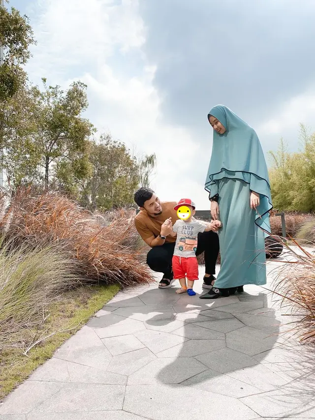 6 Potret Keluarga Kecil Lindswell Kwok Mantan Pewushu Indonesia, Harmonis