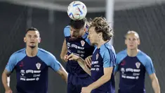 Penyerang Kroasia #16 Bruno Petkovic dan gelandang #10 Luka Modric menyundul bola saat bek #06 Dejan Lovren  dan #21 Domagoj Vida terlihat selama sesi latihan di Al Erssal Training Site 3 di Doha, Kamis (7/12/2022). Timnas Kroasia bakal bertemu Brasil dalam babak perempat final Piala Dunia 2022 di Education City Stadium, Jumat (9/12) malam WIB. (JACK GUEZ / AFP)