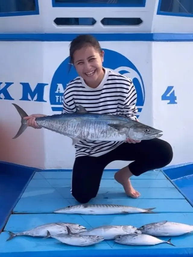 Prilly Latuconsina mancing ikan (Instagram/prillylatuconsina96)