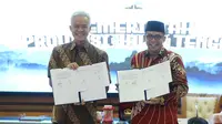 Gubernur Jawa Tengah (Jateng) Ganjar Pranowo bersama Dirjen Pajak Suryo Utomo meneken nota kesepahaman (MoU) terkait pengelolaan data pajak. (Istimewa)