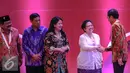 Presiden Jokowi berjabat tangan dengan Megawati saat pembukaan Kongres III Persatuan Alumni GMNI, Jakarta, Jumat (8/7/2015). Kongres bertajuk Jalan Trisakti Menuju Tatanan Masyarakat Pancasila dihadiri sekitar 1.000 peserta. (Liputan6.com/Faizal Fanani)