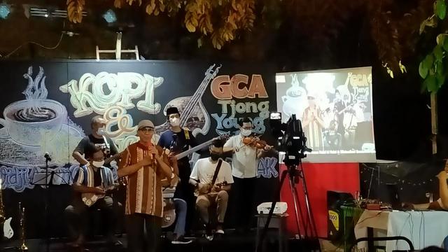 Komunitas Keroncong GCA Demak menyuguhkan lagu keroncong pesisiran pada halalbihalal secara blended di Demak. (Foto: Liputan6.com/Kusfitria Marstyasih)