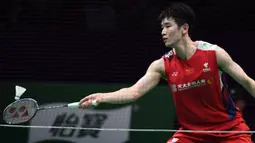 Pebulu tangkis tunggal putra China, Li Shi Feng berusaha mengembalikan bola di depan net saat menghadapi wakil Indonesia, Jonatan Christie pada laga final Badminton Asia Championship 2024, Minggu (14/4/2024) di Ningbo Olympic Sports Center Gymnasium, China. (AFP/STR)