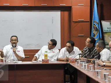 Cagub dan Cawagub DKI Anies-Sandiaga berdiskusi dengan PWI di Gedung Dewan Pers, Jakarta, Jumat (24/3). Anies menyampaikan harapannya agar PWI ikut mengawal proses Pilkada putaran kedua pada 19 April mendatang. (Liputan6.com/Yoppy Renato)
