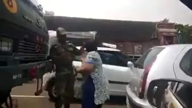 Emak-Emak Tampar Tentara