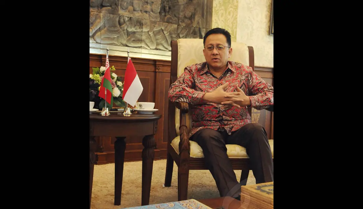 Ketua DPD RI Irman Gusman saat menerima kunjungan Dubes Republik Belarus untuk Indonesia di ruang Pimpinan DPD RI, Gedung Parlemen, Jakarta, Jumat (7/11/2014). (Liputan6.com/Andrian M Tunay) 