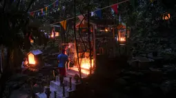 Pengikut aliran Maria Lionza berdoa di depan altar di Gunung Sorte, Yaracuy, Venezuela, 11 Oktober 2021. Pengikut aliran Maria Lionza telah menyebar ke Kolombia, Panama, Puerto Rico, Republik Dominika , dan Amerika Tengah. (AP Photo/Matias Delacroix)