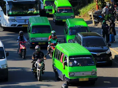 Sejumlah angkutan kota (angkot) berhenti di Jalan Raya Pajajaran tepatnya di depan Botani Square, Bogor, Jawa Barat, Senin (2/3/2020). Pemerintah Kota Bogor akan mengurangi unit angkot dari 1.270 unit menjadi 635 unit angkot di bogor.  (merdeka.com/magang/Muhammad Fayyadh)