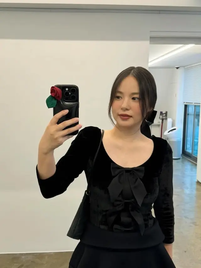 Min Hyo Rin saat kondangan bareng suaminya, Taeyang tampilannya curi perhatian. [@hyorin_min]