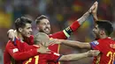 Para pemain Spanyol merayakan gol Alvaro Morata saat melawan Italia pada laga Grup G kualifikasi Piala Dunia 2018 di Santiago Bernabeu stadium, Madrid, (2/9/2017). Spanyol menang 3-0. (AP/Francisco Seco)
