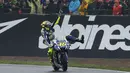 Pembalap Yamaha, Valentino Rossi melakukan selebrasi setelah berhasil finis pertama pada balapan Moto Gp seri ke-12 di sirkuit Silverstone (30/8/2015). Posisi kedua dan ketiga diduduki Danilo Petrucci dan  Andrea Dovizioso. (REUTERS/Darren Staples)