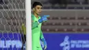 Kiper Timnas Indonesia U-22, Nadeo Argawinata, memberikan instruksi saat melawan Singapura U-22 pada laga SEA Games 2019 di Stadion Rizal Memorial, Manila, Kamis (28/11). Indonesia menang 2-0 atas Singapura. (Bola.com/M Iqbal Ichsan)