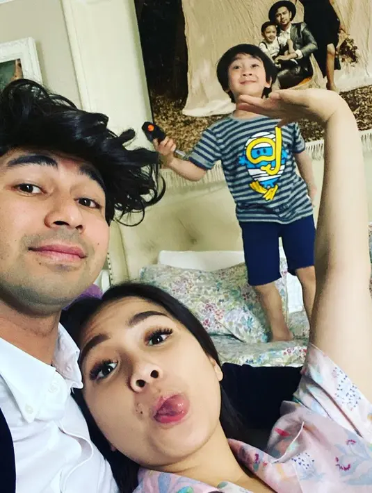 Rafathar kemudian mengungkapkan tentang pekerjaan orang biasa, yakni membereskan manusia. Jawaban yang keluar dari bibir Rafathar memang murni jawaban seorang anak kecil. (Instagram/raffinagita1717)