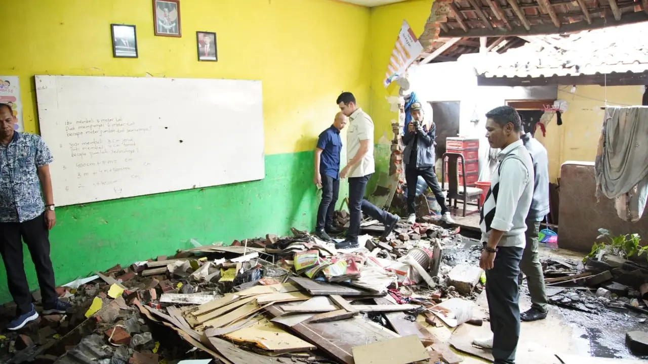 ali syakieb meninjau lokasi terdampak banjir di margaasih kabupaten bandung