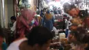 Pedagang beraktivitas di Pasar Kebayoran Lama, Jakarta, Selasa (28/6/2021). Pemprov DKI Jakarta melakukan pembatasan mobilitas warga, salahsatunya pembatasan operasional pasar tradisional untuk menekan penyebaran COVID-19. (Liputan6.com/Angga Yuniar)