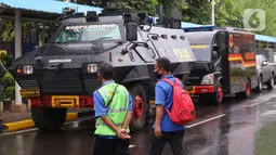 Kendaraan taktis disiagakan saat penjemputan vaksin Covid-19 Sinovac di Terminal Kargo Bandara Soekarno-Hatta, Tangerang, Kamis (31/12). TNI dan Polri diterjunkan untuk mengawal kedatangan vaksin Covid-19 dari Bandara Soetta menuju PT Bio Farma di Bandung. (Liputan6.com/Angga Yuniar)