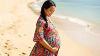 7 Inspirasi Outfit Ibu Hamil ke Pantai Terbaru 2025, Nyaman dan Stylish