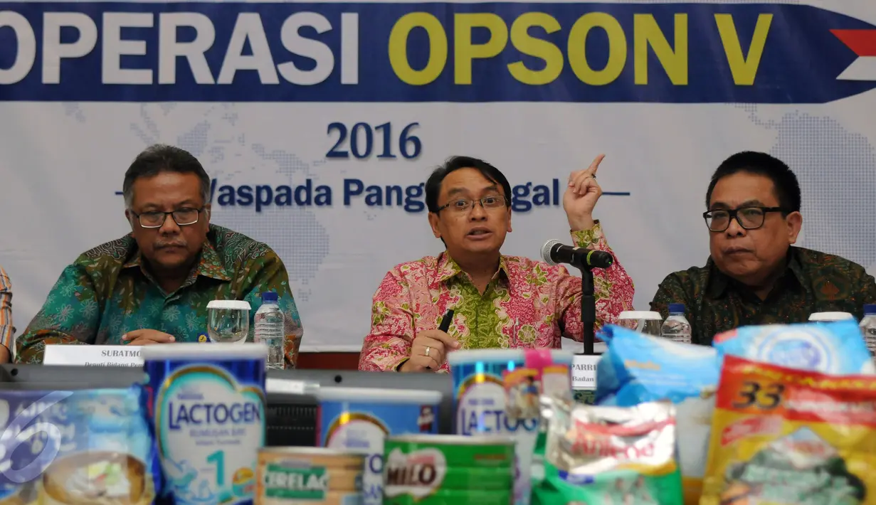 Kepala BPOM, Roy Sparringa (tengah) memberikan keterangan terkait hasil operasi Opson V di Gedung BPOM, Jakarta, Selasa (12/4/2016). BPOM menyita 12 truk pangan illegal dengan nilai lebih dari 6,3 miliar rupiah. (Liputan6.com/Helmi Fithriansyah)
