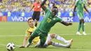 Pemain Senegal, Sadio Mane (depan) jatuh saat berebut bola dengan pemain Kolombia, Mateus Uribe pada laga terakhir grup H di Samara Arena, Samara, Rusia, (28/6/2018). Kolombia menang 1-0. (AP/Martin Meissner)