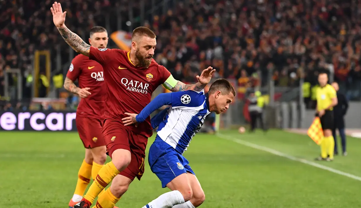 Duel Daniele De Rossi dan Otavio pada leg 1, 16 besar Liga Champions yang berlangsung di stadion Olimpico, Roma, Rabu (13/2). AS Roma menang 2-1 atas FC Porto. (AFP/Alberto Pizzoli)