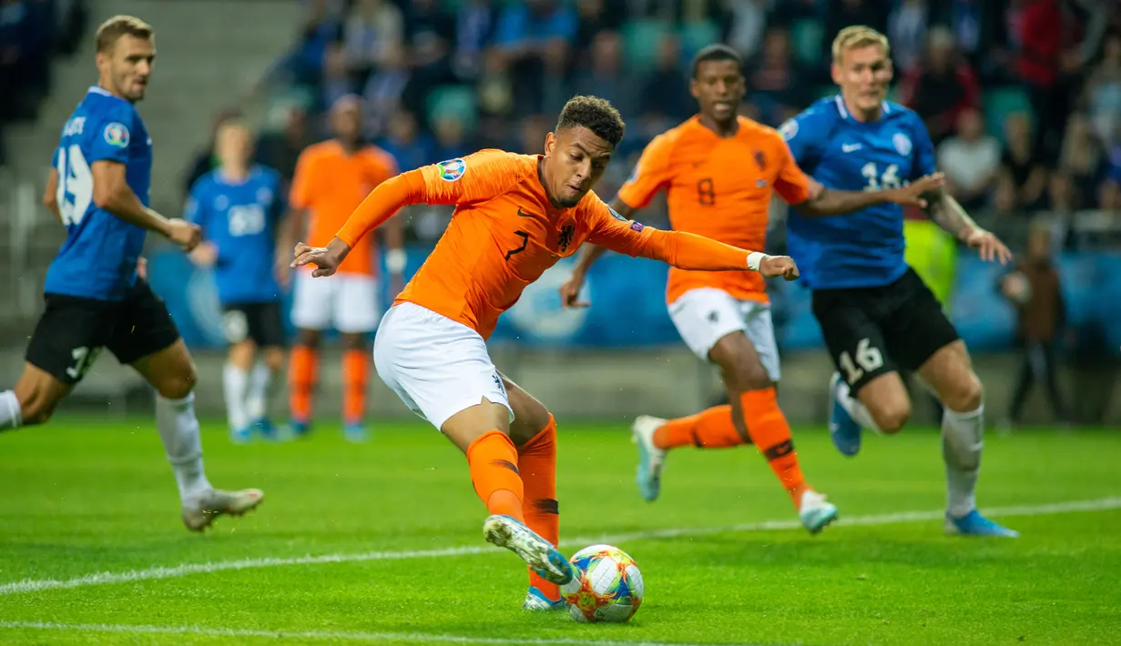 Penyerang Belanda, Donyell Malen memainkan bola saat laga menghadapi Estonia dalam kualifikasi Grup C Euro 2020, di Tallinn, Estonia, Senin (9/9/2019). Belanda mengalahkan Estonia dengan skor 4-0. (Raigo Pajula/AFP)