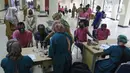Warga binaan sosial menjalani screening sebelum disuntik vaksin Covid-19 AstraZeneca kepada warga binaan sosial di Panti Sosial Bina Insan, Cipayung, Jakarta, Selasa (14/9/2021). Sebanyak 180 warga binaan sosial telah menerima vaksin Covid-19 dosis pertama dan kedua. (Liputan6.com/Herman Zakharia)