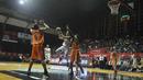 Pemain CLS Knights, Rachmad Utomo mencoba melewati hadangan pemain Pelita Jaya Energi-MP Jakarta pada laga NBL Championship 2015 di Jakarta, Senin (4/5/2015). Pelita Jaya Energi-MP Jakarta unggul 55-54 atas CLS Knights. (Liputan6.com/Herman Zakharia) 