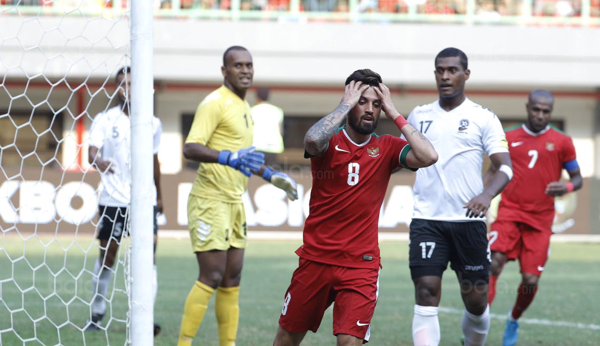 Pemain Timnas Indonesia, Stefano Lilipaly, tampak kecewa usai gagal menjebol gawang Fiji pada laga persahabatan di Stadion Patriot, Bekasi, Sabtu, (2/9/2017). Skor berakhir imbang 0-0. (Bola.com/M Iqbal Ichsan)