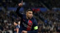 Penyerang Paris Saint-Germain (PSG), Kylian Mbappe merayakan gol kedua timnya saat pertandingan sepak bola leg kedua babak 16 besar Liga Champions melawan Real Sociedad di Stadion Anoeta, San Sebastian, 5 Maret 2024. (FRANCK FIFE/AFP)