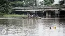 Sejumlah pengendara motor menaiki perahu eretan di  Kanal Banjir Barat (KBB), Teluk Gong, Jakarta, Rabu (10/2/2016). Dengan tarif Rp 2000, mereka dapat mempersingkat jarak dan waktu dari Teluk Gong menuju Pluit. (Liputan6.com/Faizal Fanani)