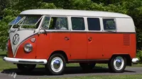 Volkswagen Kombi 11 jendela berhasil pecahkan rekor lelang di Shannons Melbourne Summer Classic Auction, Australia. 