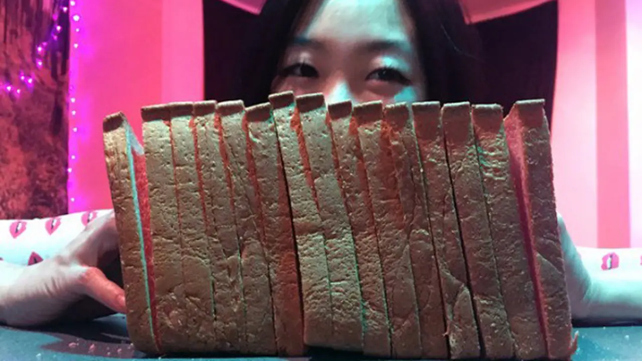  Aksi Hancurkan Roti dengan Muka Jadi Tren di Instagram