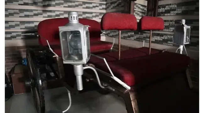 Tak hanya perabotannya yang kental dengan nuansa etnik, di dalam rumah tersebut juga terdapat andong yang besar.