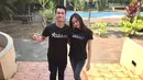 Meski tidak direstui oleh sang ibu, pernikahan Eza dihadiri oleh sang ayah yang menjadi saksi nikah Meiza dan Eza. Hal ini diungkapkan oleh Hidayat Taufik, orang dari KUA.  (Instagram/ezagionino)