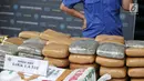 Barang bukti dalam konferensi pers pengungkapan 3 kasus tindak pidana narkotika di Gedung BNN, Jakarta, Jumat (1/2). Total barang bukti yang sita sebanyak 1,5 ton ganja, 98 Kg sabu dan 10.000 butir ekstasi. (Liputan6.com/Faizal Fanani)