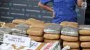 Barang bukti dalam konferensi pers pengungkapan 3 kasus tindak pidana narkotika di Gedung BNN, Jakarta, Jumat (1/2). Total barang bukti yang sita sebanyak 1,5 ton ganja, 98 Kg sabu dan 10.000 butir ekstasi. (Liputan6.com/Faizal Fanani)