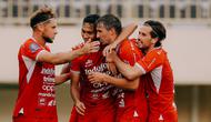 Tim Receveur cetak gol di laga PSBS Biak vs Bali United. (X Bali United)