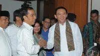Jokowi menyalami para PNS ditemani Plt Gubernur Basuki Tjahaja Purnama (Ahok), Jakarta, (17/10/14). (Liputan6.com/Herman Zakharia) 