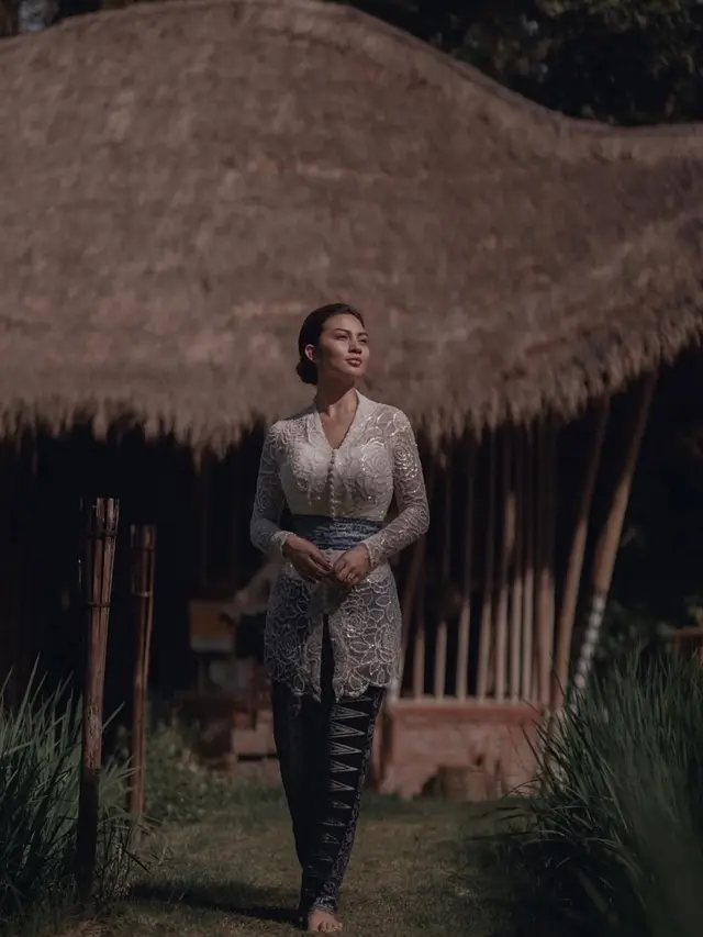 Model Kebaya Ariel Tatum/Instagram @arieltatum