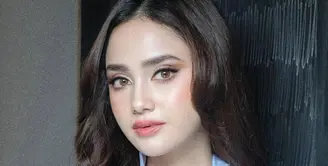 Penampilan terbaru Syifa Hadju kembali mencuri perhatian tersendiri. Ia pancarkan aura bride to be [@adliacornain]