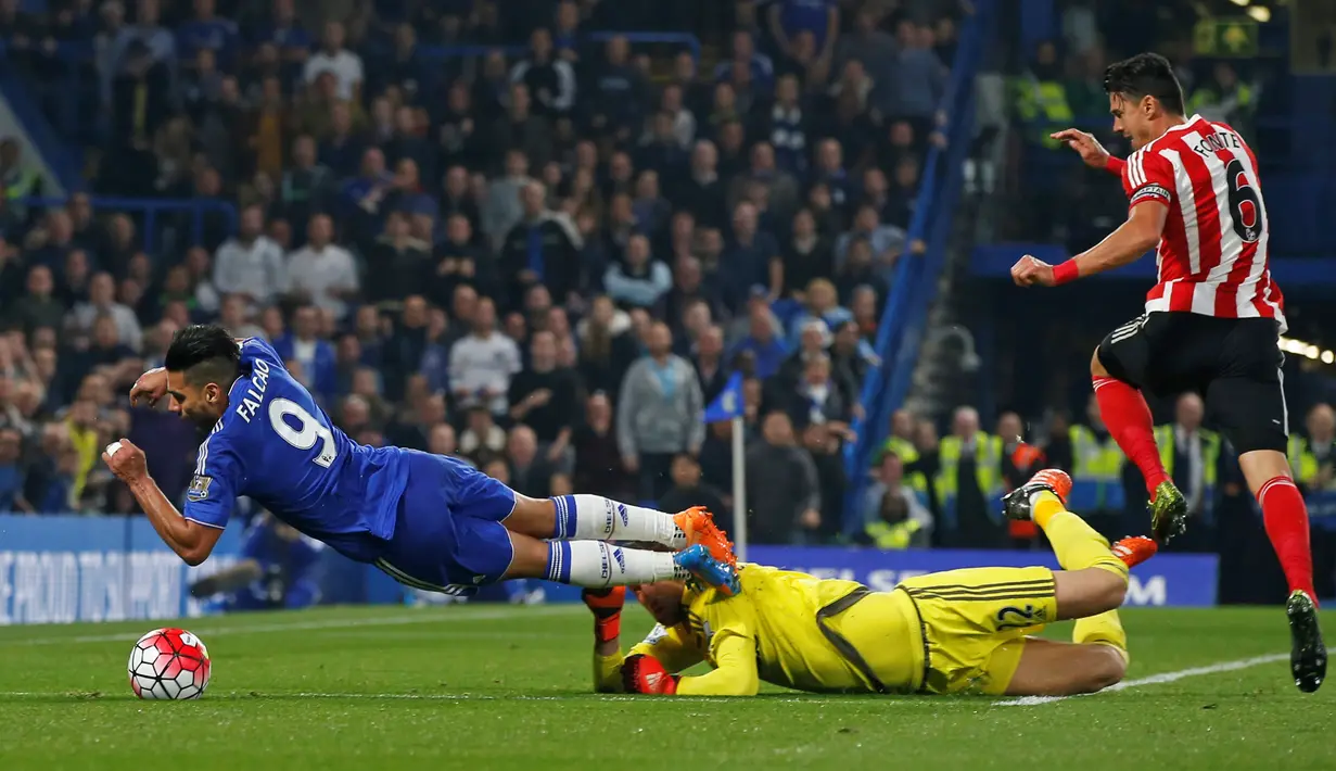 Pemain Chelseas Radamel Falcao terbang merebut bola dari kiper Southampton Maarten Stekelenburg  pada lanjutan Liga Premier Inggris di Stamford Bridge, Sabtu (3/10/2015). Chelsea kalah 1-3. Reuters / Paul Childs 