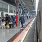 Penumpang kereta api Dharmawangsa Surabaya Pasarturi–Pasar Senen tiba di stasiun Senen, Jakarta, Minggu (3/01/2021). Hingga pagi, sudah ada 16.374 penumpang tiba di Stasiun Daop 1 Jakarta. (Liputan6.com/Herman Zakharia)