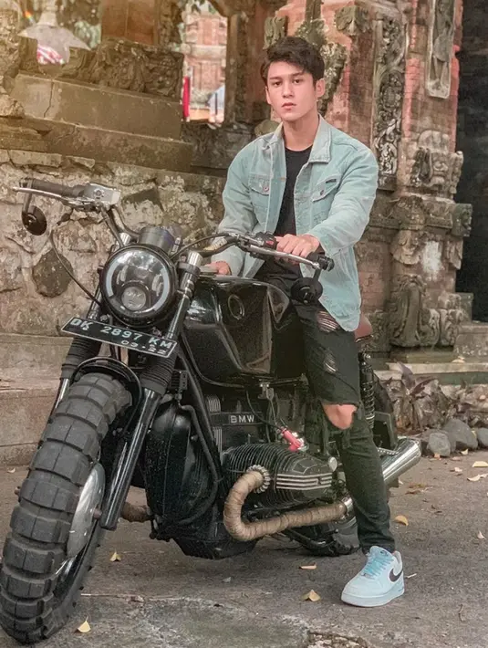 Beperan sebagai Anak SMA, ia pun beradu akting dengan Mawar Eva De Jongh dan Fatih Unru. Selain berkarier di dunia akting, ia pun kerap unggah potretnya saat jadi seorang model. Bahkan saat ini ia pun sedang menjalankan sebuah bisnis coffe shop. (Liputan6.com/IG/antonioblancojr)