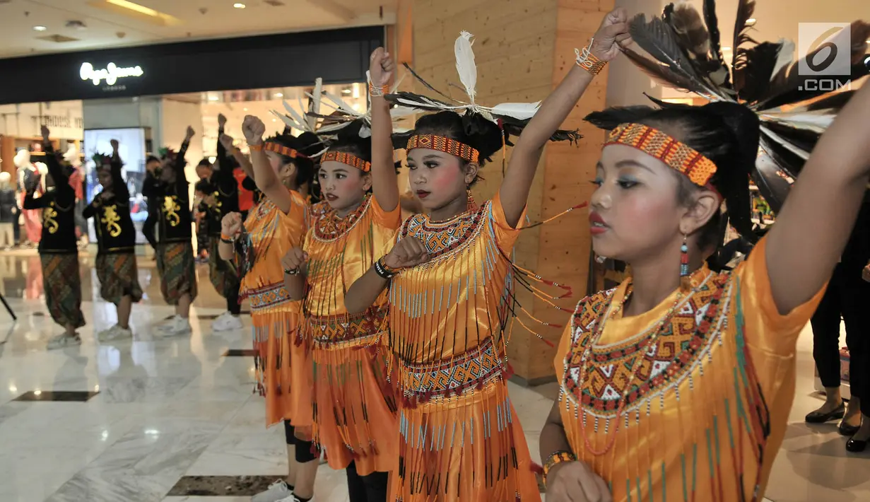 Penari berkostum tradisional menari dalam perhelatan Indonesia Menari 2018 di Grand Indonesia, Jakarta, Minggu (11/11). Sebanyak 4.200 orang mengikuti Indonesia Menari yang berlangsung di Jakarta, Bandung, Solo dan Semarang (Merdeka.com/ Iqbal S. Nugroho)