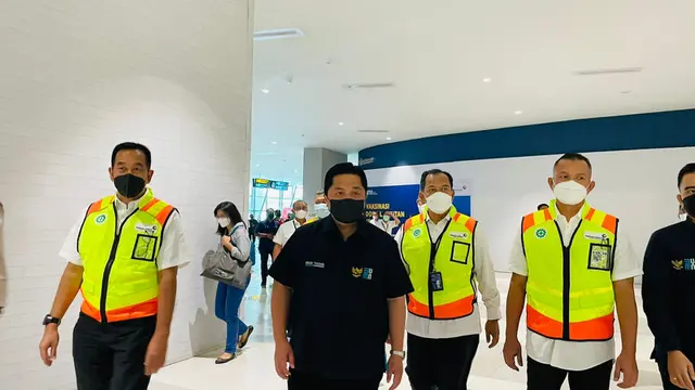Menteri Badan Usaha Milik Negara (BUMN), Erick Thohir mengecek kesiapan petugas pelayanan di Bandara Internasional Soekarno-Hatta (Soetta), Selasa (26/4/2022).