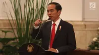 Presiden Joko Widodo memberi sambutan saat menerima peserta JKN dan KIS di Istana Negara, Jakarta (23/5). Peserta silaturahmi tersebut merupakan perwakilan dari 92,4 juta orang peserta KIS. (Liputan6.com/Angga Yuniar)