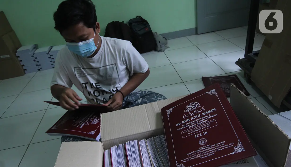 Petugas mengemas Alquran braille yang telah selesai di Yayasan Raudlatul Makfufin (Taman Tunanetra) Buaran, Kota Tangerang Selatan, Jumat (23/4/2021). Dalam kesehariannya, yayasan tersebut dapat memproduksi 5 Alquran braille dengan penyebaran hingga ke luar negeri. (Liputan6.com/Angga Yuniar)