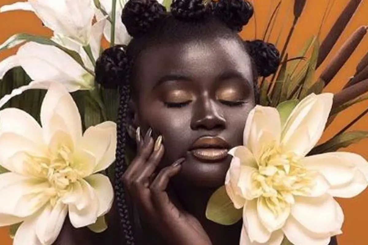 [Fimela] Cantik Tak Cuma Putih, Khoudia Diop Buktikan Kalau Kulit Sehitam Arang Juga Memesona