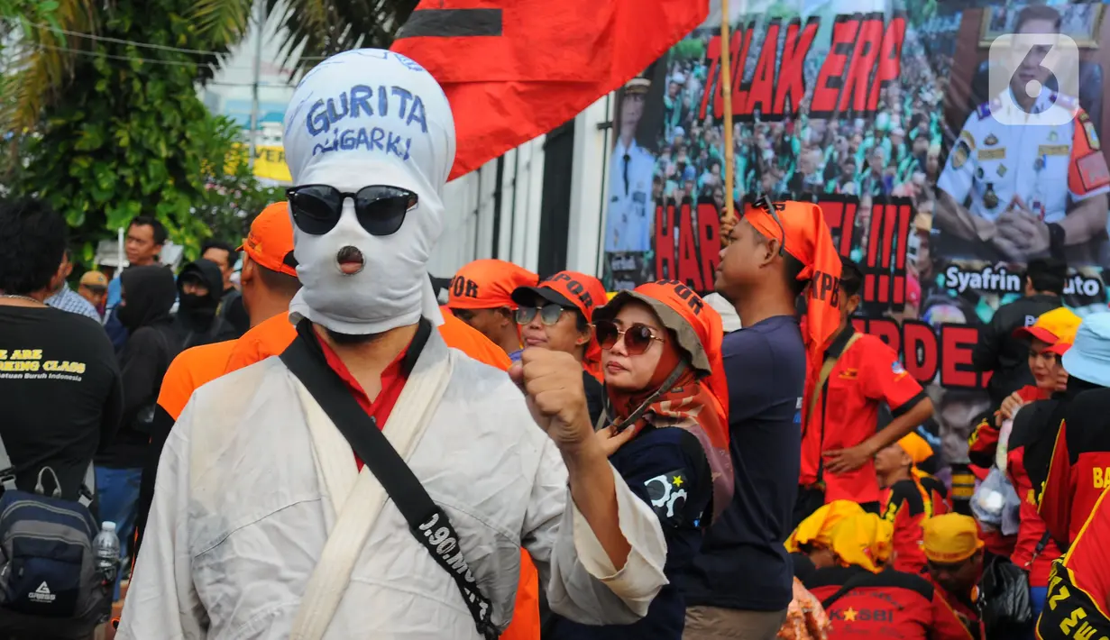 Aksi gabungan buruh, mahasiswa, dari berbagai elemen di depan Gedung DPR/MPR, Jakarta, Selasa (28/2/2023). Dalam aksi yang berlangsung pada Selasa (28/2/2023) ini, gabungan elemen masyarakat mengatasnamakan Gerakan Ultimatum Rakyat dan Protes Rakyat Indonesia bakal membawa 10 tuntutan. (merdeka.com/Imam Buhori)