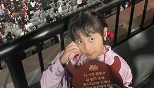 Chua KOTAK Temani Anak Nonton Konser BABYMONSTER, Sekalian Momong Anak Tantri Syalindri